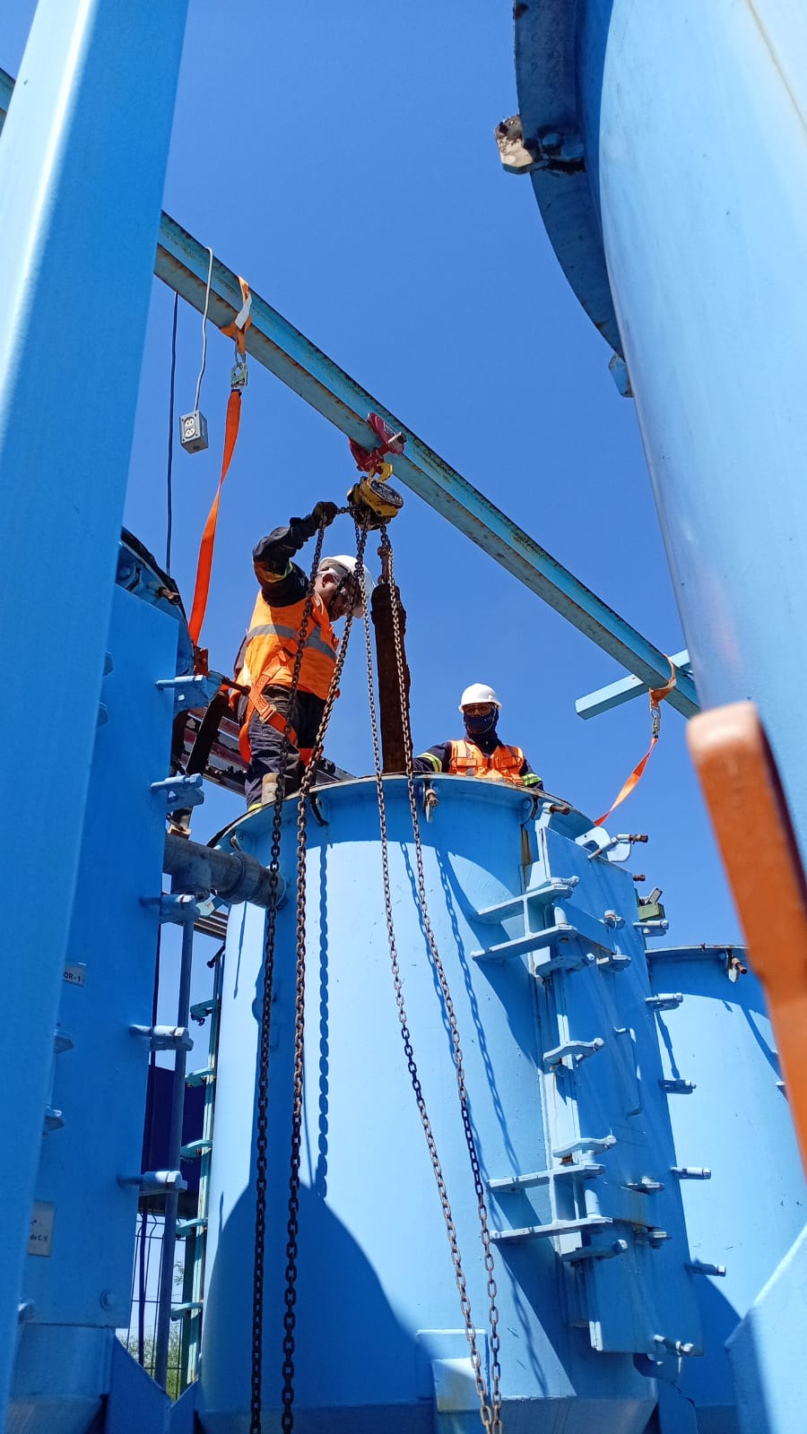 Leonardo_Lightning_XL_A_group_of_mexican_engineers_in_blue_uni_1 1
